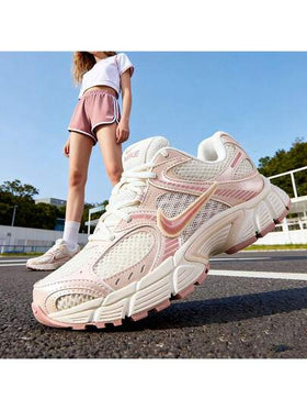 Nike أحذية رياضية كاجوال مريحة للنساء، خفيفة الوزن ومبطنة، أحذية سفر/خارجية منخفضة الرقبة مع رباط، أحذية جري تنفس