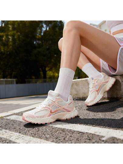 Nike أحذية رياضية كاجوال مريحة للنساء، خفيفة الوزن ومبطنة، أحذية سفر/خارجية منخفضة الرقبة مع رباط، أحذية جري تنفس