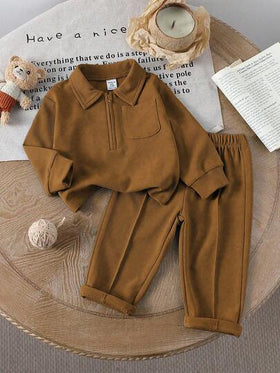 SHEIN ملابس كاجوال للأطفال الرضع، بألوان دافئة وأسلوب أنيق بسيط. مريحة وملائمة للمواسم الباردة قليلاً. ملابس علوية كم طويل مزودة بسحاب نصفي وياقة، تصميم سهل الارتداء؛ مقترنة بسراويل خصر مطاطي. مناسبة للتنزه والراحة والتمارين الخفيفة أو التجمعات العائلية ا
