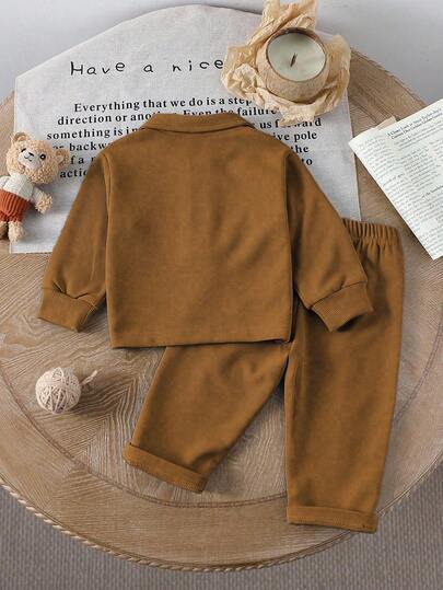 SHEIN ملابس كاجوال للأطفال الرضع، بألوان دافئة وأسلوب أنيق بسيط. مريحة وملائمة للمواسم الباردة قليلاً. ملابس علوية كم طويل مزودة بسحاب نصفي وياقة، تصميم سهل الارتداء؛ مقترنة بسراويل خصر مطاطي. مناسبة للتنزه والراحة والتمارين الخفيفة أو التجمعات العائلية ا