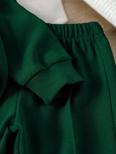 SHEIN ملابس كاجوال للأطفال الرضع ذكور/إناث، دافئة ومريحة للطقس المعتدل. ملابس علوية كم طويل ذات ياقة نصف سحاب بلون واحد، تصميم بلوفر سهل الارتداء؛ مقترنة بسروال بخصر مرن بلون واحد. مناسبة للتنزه والراحة والتمارين الخفيفة والتجمعات العائلية، تبرز براءة الط