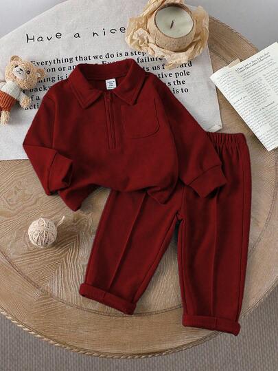 SHEIN ملابس كاجوال للأطفال الرضع، تتميز بلوحة ألوان دافئة وأناقة بسيطة. مريحة ومناسبة للمواسم الباردة قليلاً. ملابس علوية كم طويل مزودة بسحاب نصفي وياقة، تصميم سهل الارتداء؛ مقترنة بسراويل خصر مطاطي. مناسبة للتنزه والراحة والتمارين الخفيفة أو التجمعات الع
