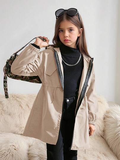 SHEIN معطف بارك متوسط الطول مع جيب وقلنسوة مزين بطباعة حرفية فضفاض، معطف خندق مزدوج الصدر بياقة فضفاضة، معطف رياح طويل فضفاض بطراز عسكري عادي، مناسب للتنقل والارتداء الخارجي، ملابس Y2K للفتيات. موسم العودة إلى المدرسة. تطابق الأم والأخت والأنا.