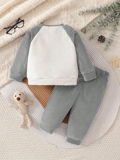 SHEIN Vintaside Kids طقم ملابس علوية كم طويل وبنطلون للأطفال الصغار بطبعة دب جميلة، بألوان تباين الأزرق والأبيض، مناسب للارتداء اليومي، للداخل والخارج، في فصلي الخريف والشتاء