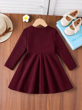 Emery Rose Kids Emery Rose Kids فستان بتصميم مُنقسم طويل متوسط الطول بياقة دائرية أنيق وكاجوال مناسب للمدرسة والارتداء اليومي الكاجوال في فصلي الخريف والشتاء للفتيات الصغيرات