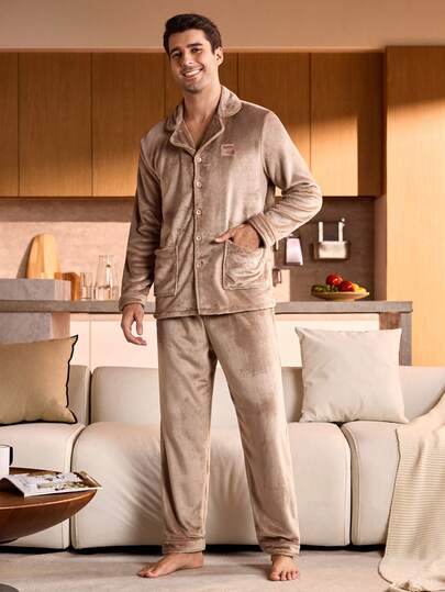 Manfinity Underwear&Sleepwear Basics بدلة بيجاما من الفليس للرجال، قميص بجيبين، بنطلون بدون جيوب، طوق واسع، قياس عادي، طراز كاجوال، ملابس خريف/شتاء، ناعم وممتع