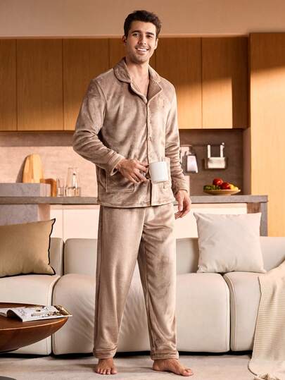 Manfinity Underwear&Sleepwear Basics بدلة بيجاما من الفليس للرجال، قميص بجيبين، بنطلون بدون جيوب، طوق واسع، قياس عادي، طراز كاجوال، ملابس خريف/شتاء، ناعم وممتع