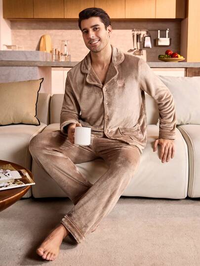 Manfinity Underwear&Sleepwear Basics بدلة بيجاما من الفليس للرجال، قميص بجيبين، بنطلون بدون جيوب، طوق واسع، قياس عادي، طراز كاجوال، ملابس خريف/شتاء، ناعم وممتع