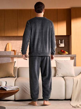 Manfinity Underwear&Sleepwear Basics طقم بيجامة شتوية للرجال مكون من ملابس علوية بياقة طاقم وأكمام طويلة وبنطال طويل، قطعة ناعمة ودافئة