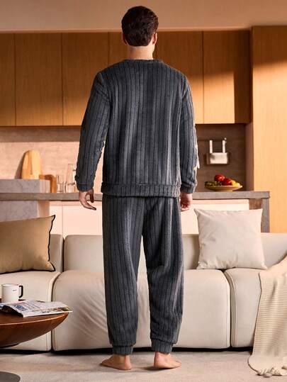 Manfinity Underwear&Sleepwear Basics طقم بيجامة شتوية للرجال مكون من ملابس علوية بياقة طاقم وأكمام طويلة وبنطال طويل، قطعة ناعمة ودافئة