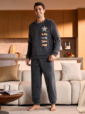 Manfinity Underwear&Sleepwear Basics طقم بيجامة شتوية للرجال مكون من ملابس علوية بياقة طاقم وأكمام طويلة وبنطال طويل، قطعة ناعمة ودافئة