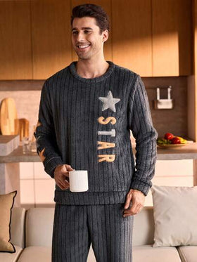 Manfinity Underwear&Sleepwear Basics طقم بيجامة شتوية للرجال مكون من ملابس علوية بياقة طاقم وأكمام طويلة وبنطال طويل، قطعة ناعمة ودافئة