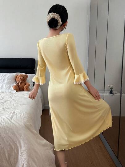 SHEIN Napfluff فستان نوم نسائي مناسب للشتاء، بياقة مربعة مناسبة، بأكمام ثلاثة أرباع، بتصميم ملائم، مصنوع من قماش محبوك مرقع بتطريز الدانتيل متباين الألوان