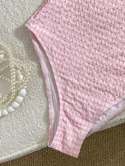 Swim Mod ملابس شاطئ أنيقة وجميلة للنساء، بدلة سباحة قطعة واحدة ذات قصة مودرن مع كشكشة وياقة حلقية، مصنوعة من قماش خاص مربعات، مناسبة للمنتجعات والحفلات والقوارب، للربيع والصيف