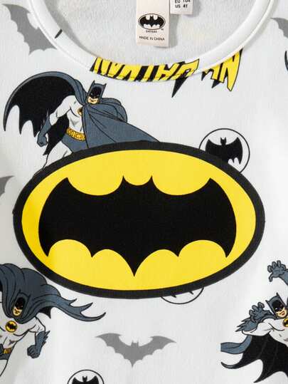 BATMAN X SHEIN 85th بيجامة مكونة من ملابس علوية كم طويل رقبة طاقم مطبوعة بطباعة كرتونية للأولاد وبنطلون