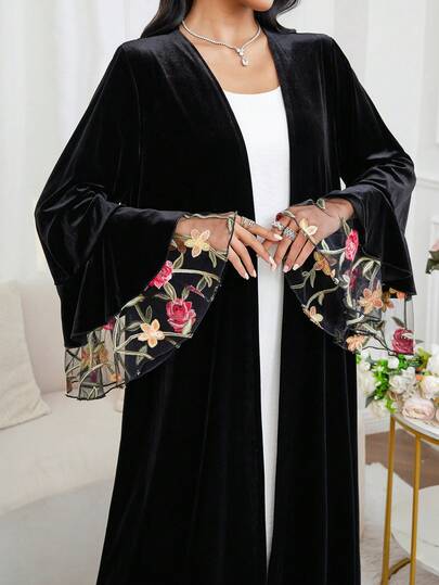 Al Najma عباءة نسائية أنيقة وعصرية مطرزة بالزهور