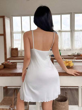 SHEIN قميص نوم نسائي بلون أحادي مع تطريز دانتيل وشق