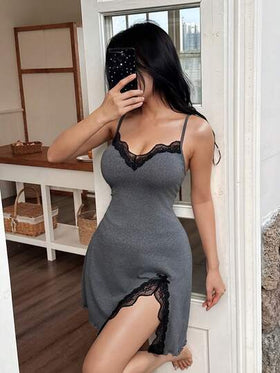 SHEIN قميص نوم نسائي بحمالات رفيعة بدون أكمام مع تباين الدانتيل وشق