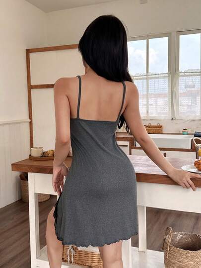 SHEIN قميص نوم نسائي بحمالات رفيعة بدون أكمام مع تباين الدانتيل وشق