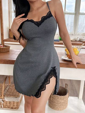 SHEIN قميص نوم نسائي بحمالات رفيعة بدون أكمام مع تباين الدانتيل وشق