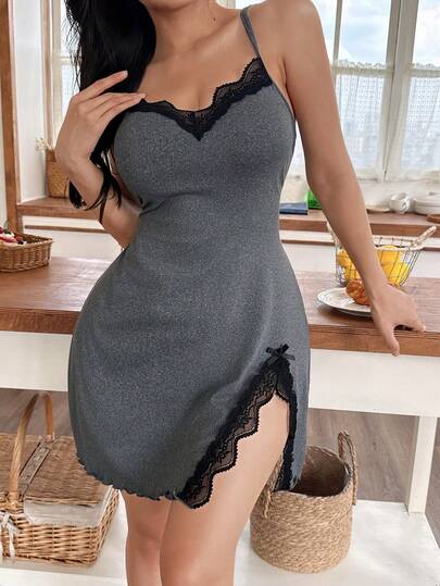 SHEIN قميص نوم نسائي بحمالات رفيعة بدون أكمام مع تباين الدانتيل وشق
