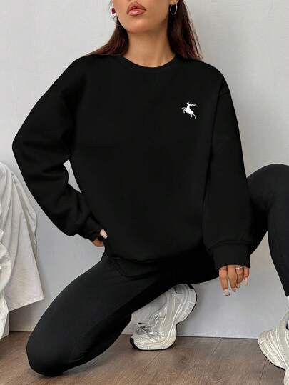 SHEIN EZwear مجموعة من قميص ثقيل رياضي فضفاض بياقة طاقم وسروال ضيق بطبعة الغزلان، مناسبة للخريف/الشتاء، قطعتان
