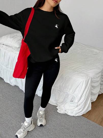SHEIN EZwear مجموعة من قميص ثقيل رياضي فضفاض بياقة طاقم وسروال ضيق بطبعة الغزلان، مناسبة للخريف/الشتاء، قطعتان