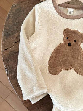 LMoss Kids مجموعة بيجامة من قطعتين للأولاد من LMoss، تتكون من ملابس علوية بياقة طاقم طويلة الأكمام مع نقشة دب لطيف وبنطال من الفليس الناعم، مناسبة للخريف والشتاء، بلون بني