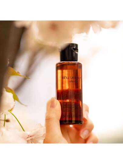 Shu Uemura زيت منظف للمكياج فائق التغذية - فاخر 50 مل/1.7 أونصة، تنظيف عميق للمكياج، صيغة نباتية مرطبة، رعاية لطيفة للبشرة الحساسة، غير مجفف وغير دهني، يذيب بسهولة المكياج المقاوم للماء، يعزز ترطيب البشرة، اختبار طبي، مناسب للعناية اليومية الفاخرة بالبشرة
