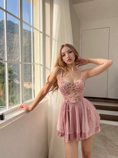 SHEIN فستان تنورة مزدوجة الطبقة من الفيلكرو مع تطريز فراشات رومانسي، ربطة الخصر، ملائم وجذاب، ملابس نوم/ملابس منزلية جذابة وحلوة