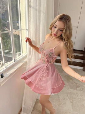 SHEIN فستان تنورة مزدوجة الطبقة من الفيلكرو مع تطريز فراشات رومانسي، ربطة الخصر، ملائم وجذاب، ملابس نوم/ملابس منزلية جذابة وحلوة