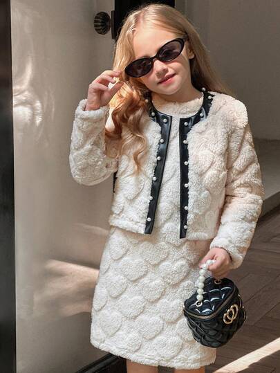 SHEIN طقم ملابس شتوي/خريفي مكون من 2 قطعة: جاكيت أبيض بنمط قلوب فرائي بدون أكمام مع فستان فرائي أنيق ومريح، مناسب للفتيات الصغيرات