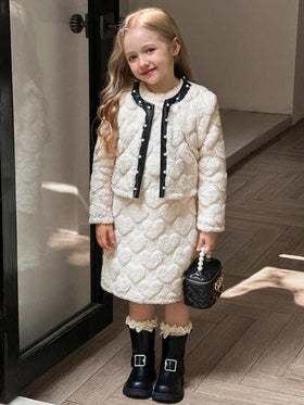 SHEIN طقم ملابس شتوي/خريفي مكون من 2 قطعة: جاكيت أبيض بنمط قلوب فرائي بدون أكمام مع فستان فرائي أنيق ومريح، مناسب للفتيات الصغيرات