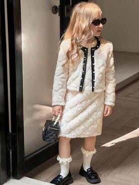 SHEIN طقم ملابس شتوي/خريفي مكون من 2 قطعة: جاكيت أبيض بنمط قلوب فرائي بدون أكمام مع فستان فرائي أنيق ومريح، مناسب للفتيات الصغيرات