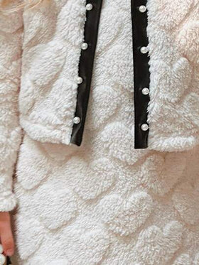 SHEIN طقم ملابس شتوي/خريفي مكون من 2 قطعة: جاكيت أبيض بنمط قلوب فرائي بدون أكمام مع فستان فرائي أنيق ومريح، مناسب للفتيات الصغيرات