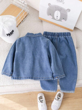 SHEIN طقم جينز مكون من 3 قطع للأطفال الرضع ذكور/إناث، مناسب للربيع والخريف: جاكيت جينز بأكمام طويلة مع طوق وإغلاق بأزرار، ملابس علوية بياقة مضفرة بأكمام قصيرة، بنطلون جينز كاجوال باهت. ناعم، مريح، متعدد الاستخدامات للخروج والمدرسة والمنزل