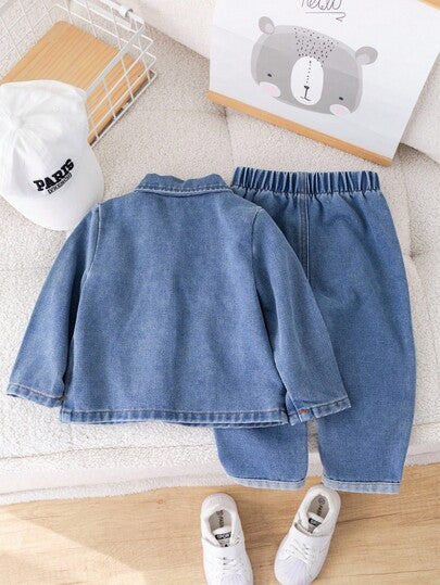 SHEIN طقم جينز مكون من 3 قطع للأطفال الرضع ذكور/إناث، مناسب للربيع والخريف: جاكيت جينز بأكمام طويلة مع طوق وإغلاق بأزرار، ملابس علوية بياقة مضفرة بأكمام قصيرة، بنطلون جينز كاجوال باهت. ناعم، مريح، متعدد الاستخدامات للخروج والمدرسة والمنزل