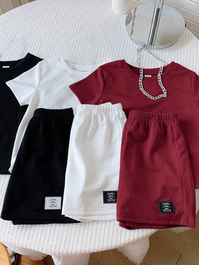 SHEIN 6 قطع/مجموعة ملابس للأطفال الرضع الأولاد/البنات للربيع والصيف، طقم قصير الأكمام بطبعات شارات و شورت بخصر مطاطي لون سادة بسيط