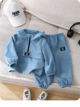 SHEIN مجموعة ملابس علوية كنزة مع قبعة مزينة وبنطلون خصر مطاطي للأطفال الصبيان باللون الأزرق، ملابس رياضية كاجوال مناسبة للارتداء داخل وخارج المنزل في فصلي الخريف والشتاء