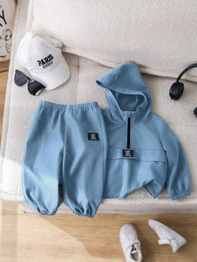 SHEIN مجموعة ملابس علوية كنزة مع قبعة مزينة وبنطلون خصر مطاطي للأطفال الصبيان باللون الأزرق، ملابس رياضية كاجوال مناسبة للارتداء داخل وخارج المنزل في فصلي الخريف والشتاء