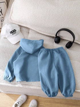 SHEIN مجموعة ملابس علوية كنزة مع قبعة مزينة وبنطلون خصر مطاطي للأطفال الصبيان باللون الأزرق، ملابس رياضية كاجوال مناسبة للارتداء داخل وخارج المنزل في فصلي الخريف والشتاء