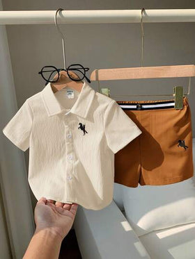 SHEIN طقم كاردجان بياقة وأكمام قصيرة مطبوع عليه خيل وشورت ذو خصر مطاطي للأطفال الصبيان , 2 قطعة