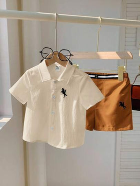 SHEIN طقم كاردجان بياقة وأكمام قصيرة مطبوع عليه خيل وشورت ذو خصر مطاطي للأطفال الصبيان , 2 قطعة