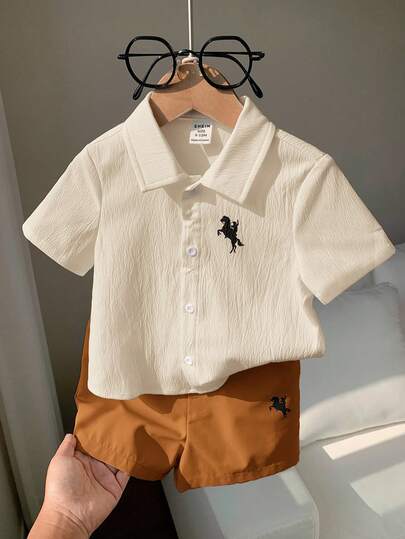 SHEIN طقم كاردجان بياقة وأكمام قصيرة مطبوع عليه خيل وشورت ذو خصر مطاطي للأطفال الصبيان , 2 قطعة