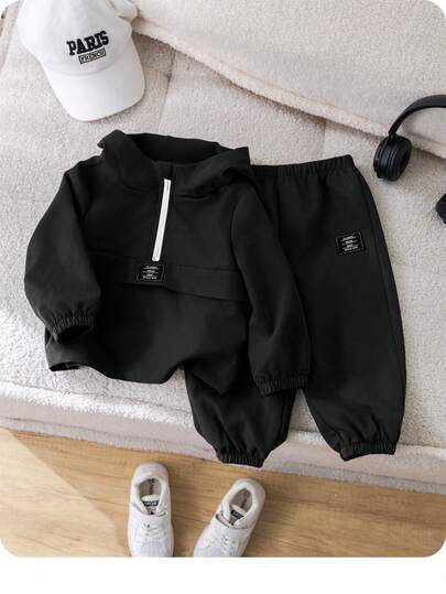 SHEIN مجموعة ملابس علوية كنزة مع قبعة سوداء مزخرفة وبنطلون خصر مطاطي للأطفال الصبيان، ملابس رياضية كاجوال مناسبة للخروج والبيت، خريف