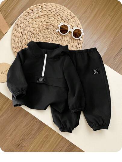 SHEIN مجموعة ملابس علوية كنزة مع قبعة سوداء مزخرفة وبنطلون خصر مطاطي للأطفال الصبيان، ملابس رياضية كاجوال مناسبة للخروج والبيت، خريف