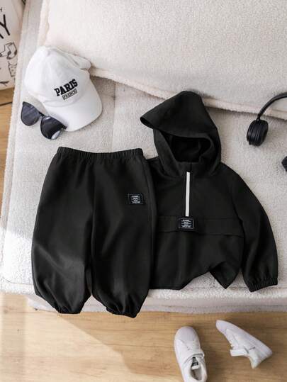 SHEIN مجموعة ملابس علوية كنزة مع قبعة سوداء مزخرفة وبنطلون خصر مطاطي للأطفال الصبيان، ملابس رياضية كاجوال مناسبة للخروج والبيت، خريف