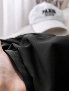 SHEIN مجموعة ملابس علوية كنزة مع قبعة سوداء مزخرفة وبنطلون خصر مطاطي للأطفال الصبيان، ملابس رياضية كاجوال مناسبة للخروج والبيت، خريف