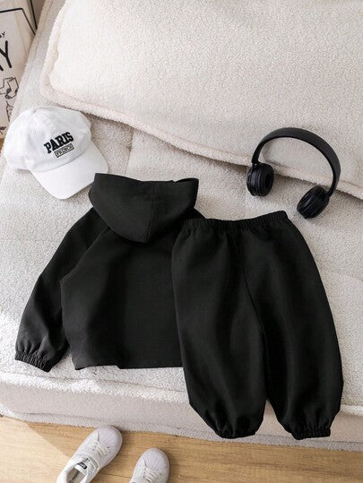 SHEIN مجموعة ملابس علوية كنزة مع قبعة سوداء مزخرفة وبنطلون خصر مطاطي للأطفال الصبيان، ملابس رياضية كاجوال مناسبة للخروج والبيت، خريف