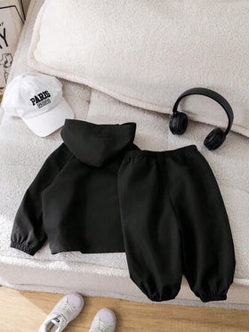SHEIN مجموعة ملابس علوية كنزة مع قبعة سوداء مزخرفة وبنطلون خصر مطاطي للأطفال الصبيان، ملابس رياضية كاجوال مناسبة للخروج والبيت، خريف